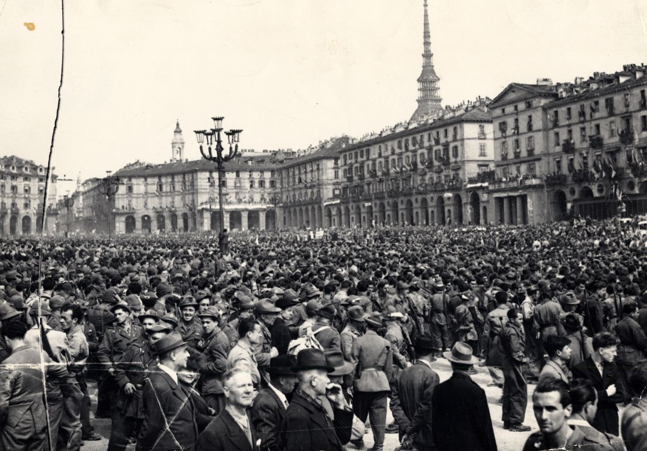 BACKSTAGE Magazine # 23 | Oggi: 25 aprile 1945 | Discussione dopo lo spettacolo | Ultima rappresentazione TOTENTANZ - i diari stasera 25 aprile a Lugano live in teatro e in diretta streaming
