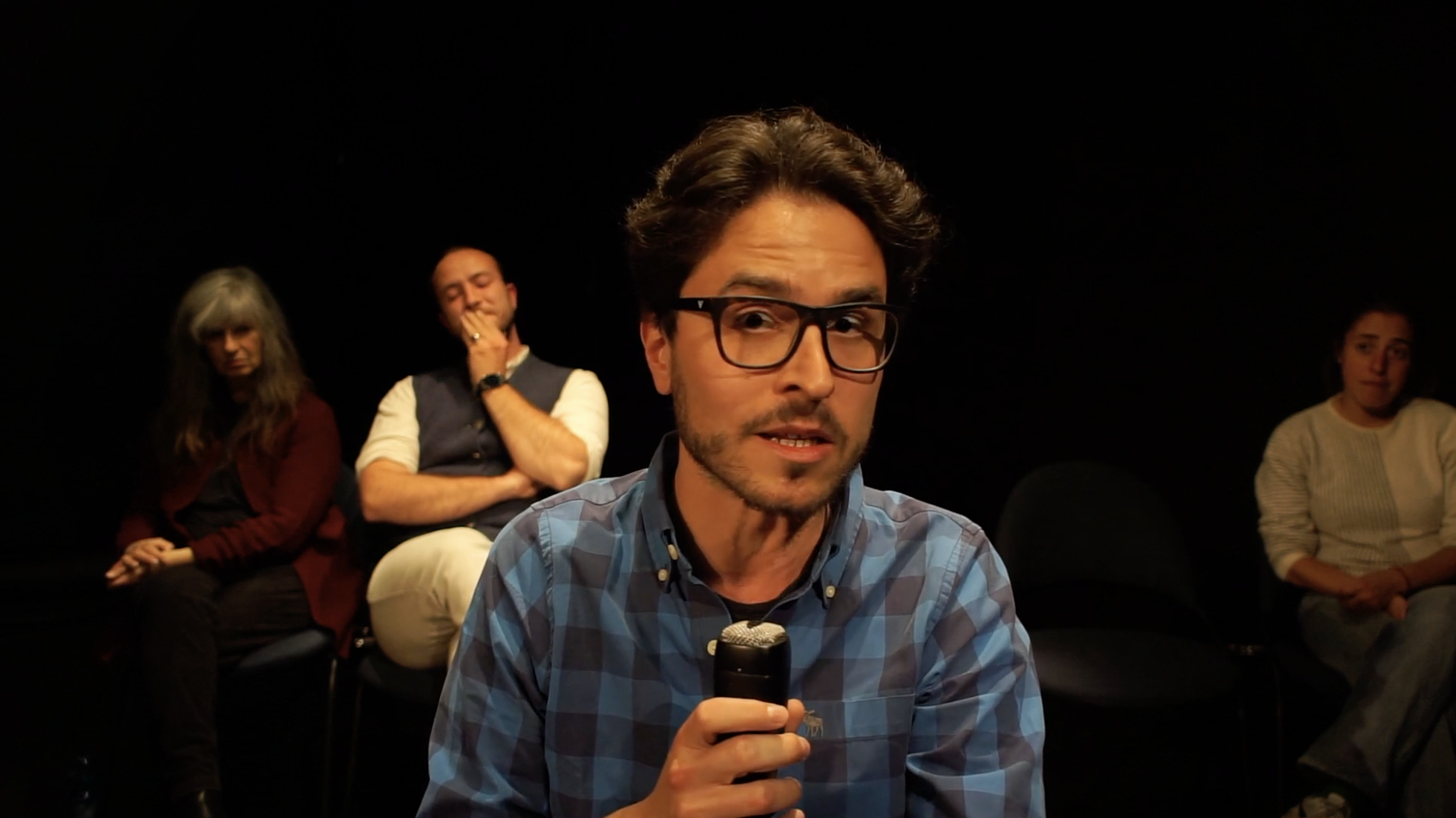 BACKSTAGE Magazine # 15 | Martedì 20 aprile, Lugano, teatro Foce: introduzione allo spettacolo TOTENTANZ - i diari. Markus Zohner con gli attori presenta il progetto teatrale